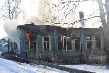 Зашел в дом и…   разложил костер