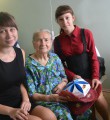 Бабушки засмущались: мол, чем мы обязаны такому вниманию?!