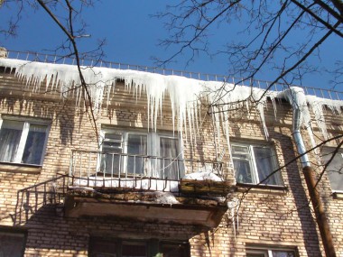 Берегитесь падения наледи и снега Берегитесь падения наледи и снега