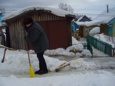 Каждое утро она вооружается топором и долбит лед