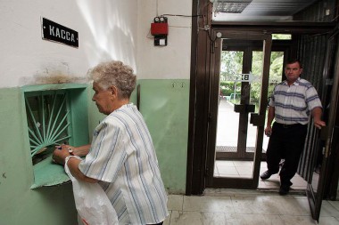 Зарплаты россиян сократились впервые со времен кризиса Зарплаты россиян сократились впервые со времен кризиса